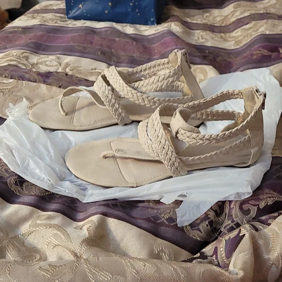 Cream/tan/beige women's sandals size 6 - Picture 2 of 7